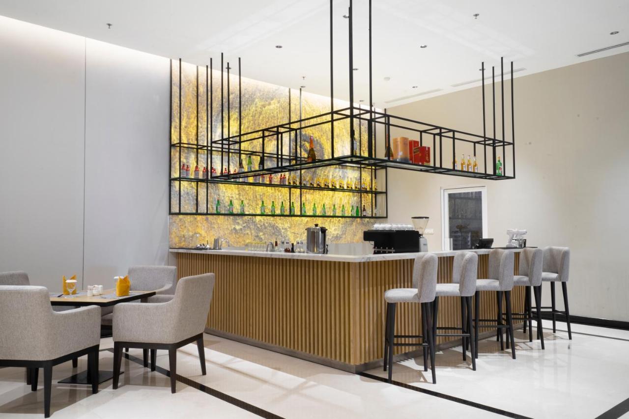Hotel Golden Tulip Pontianak Esterno foto