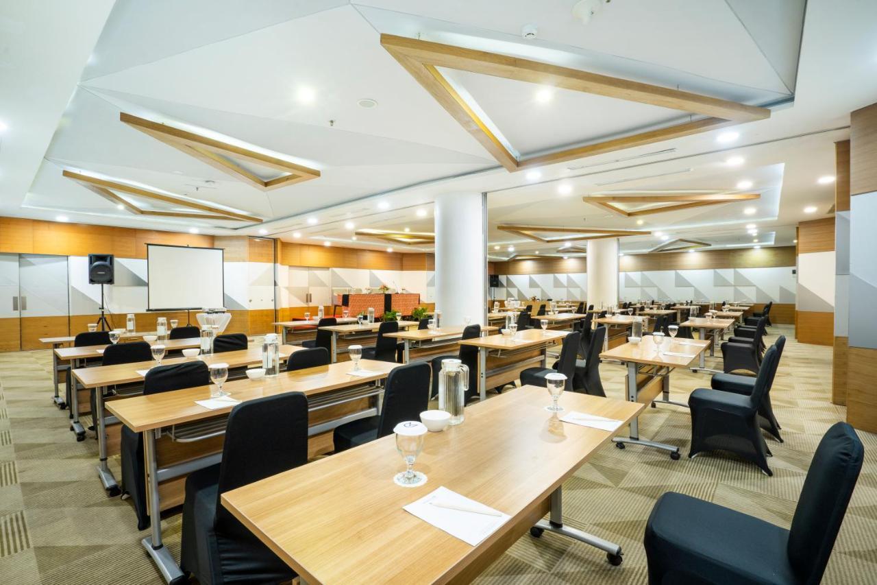 Hotel Golden Tulip Pontianak Esterno foto