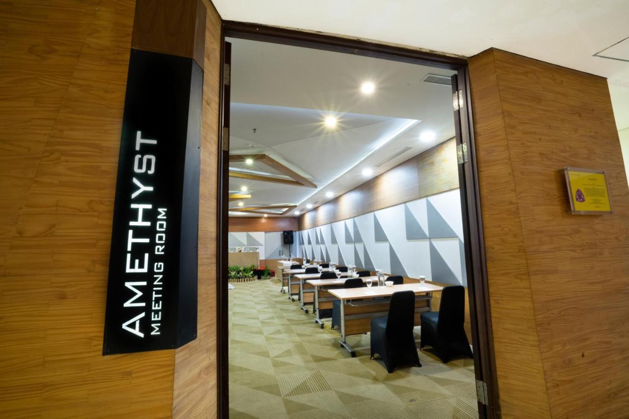 Hotel Golden Tulip Pontianak Esterno foto