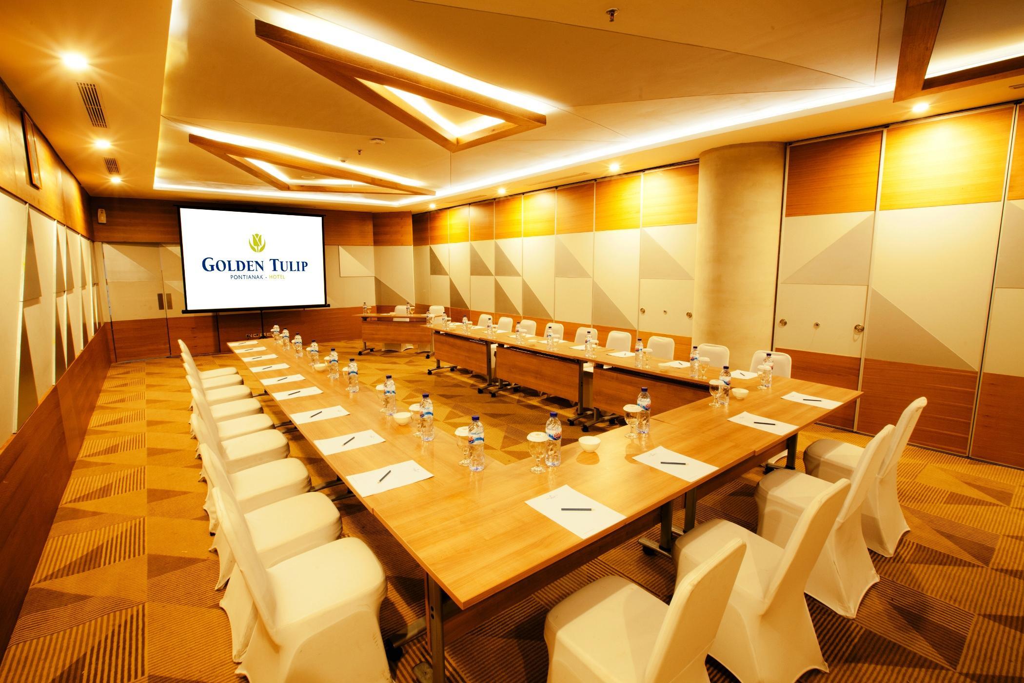 Hotel Golden Tulip Pontianak Esterno foto