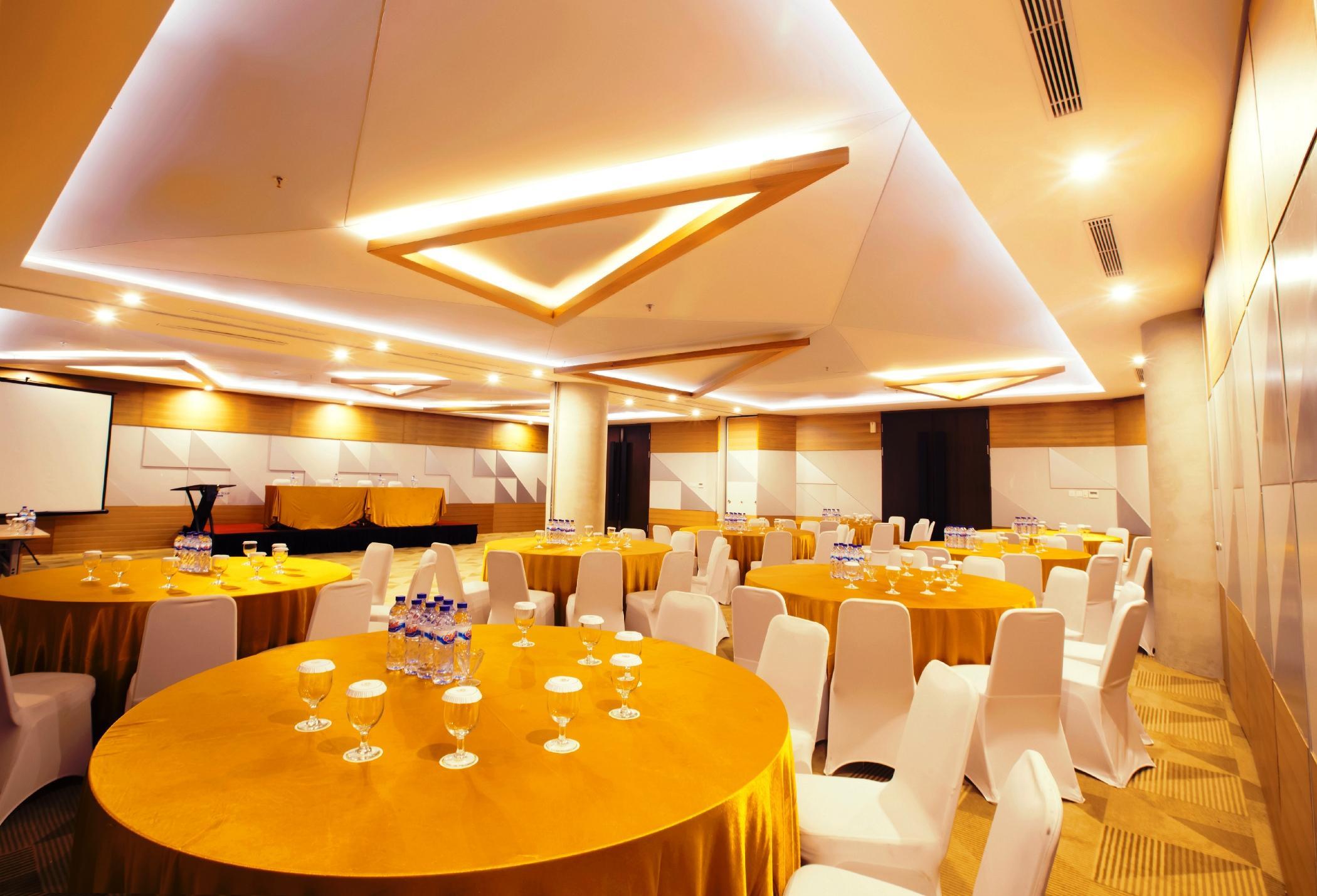 Hotel Golden Tulip Pontianak Esterno foto
