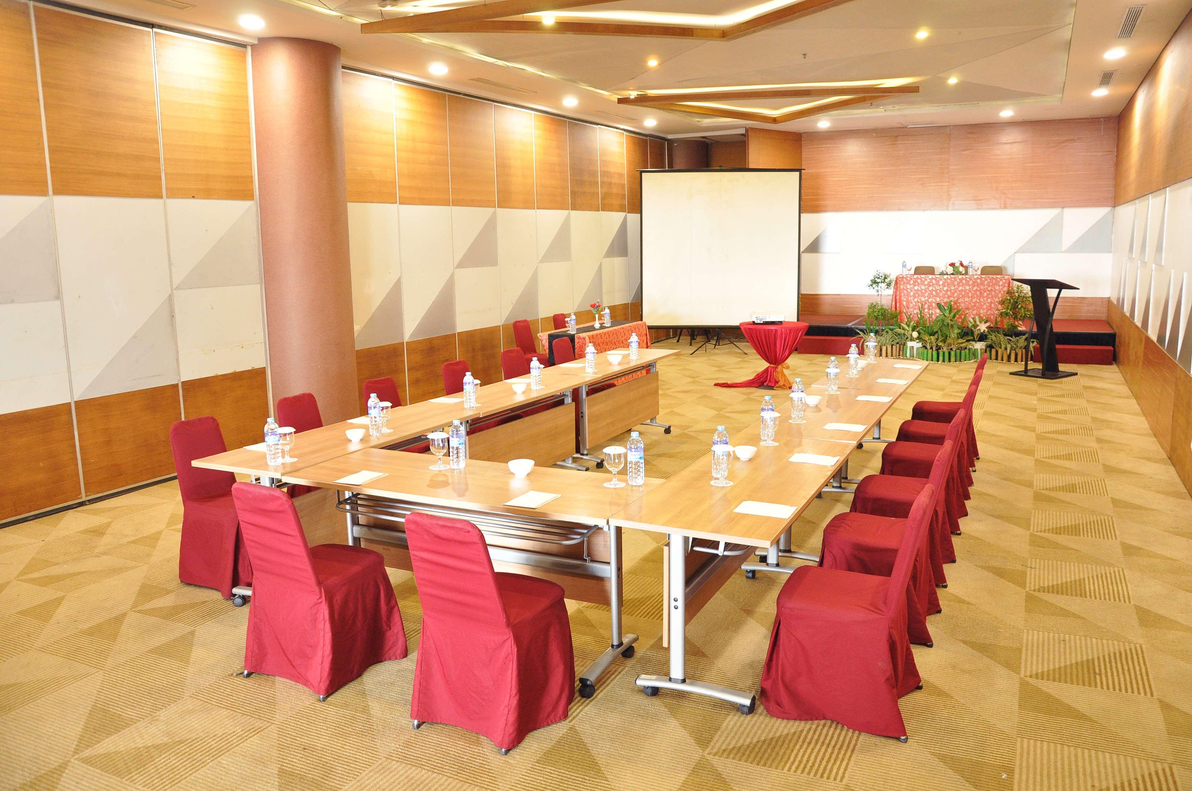 Hotel Golden Tulip Pontianak Esterno foto