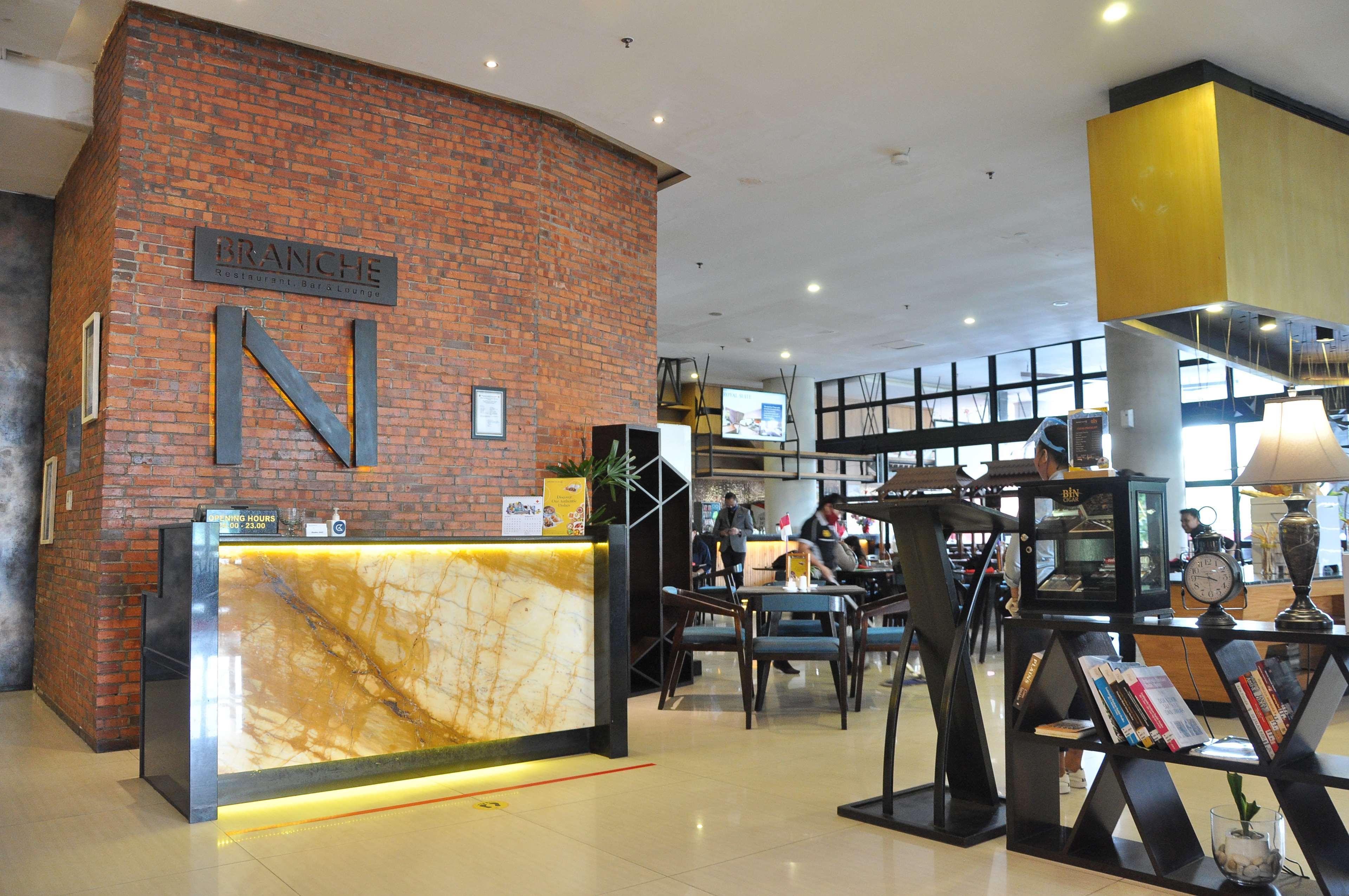 Hotel Golden Tulip Pontianak Esterno foto