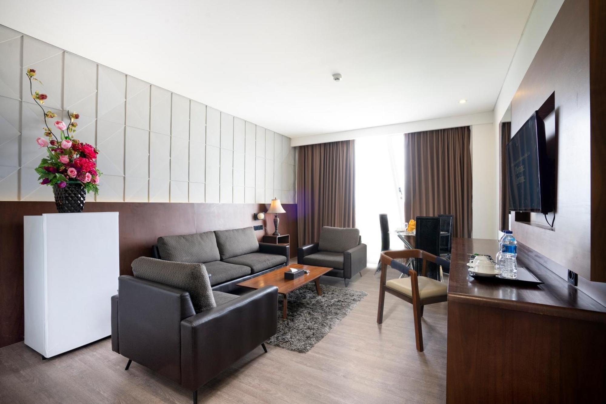 Hotel Golden Tulip Pontianak Esterno foto